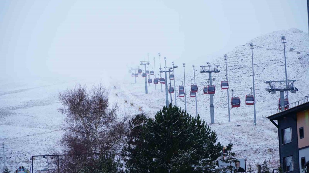 Erciyes’te kar yağışı, dağ beyaza büründü