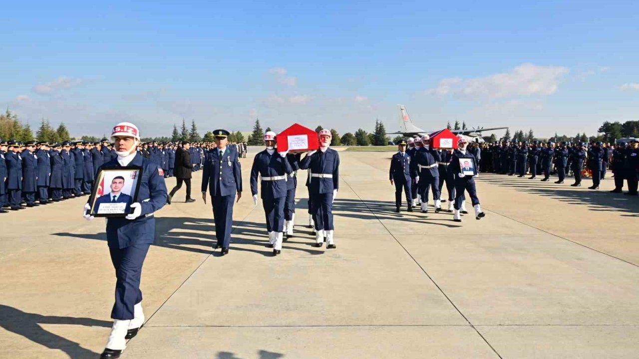 İki hava şehidi uçakla Eskişehir’e getirildi