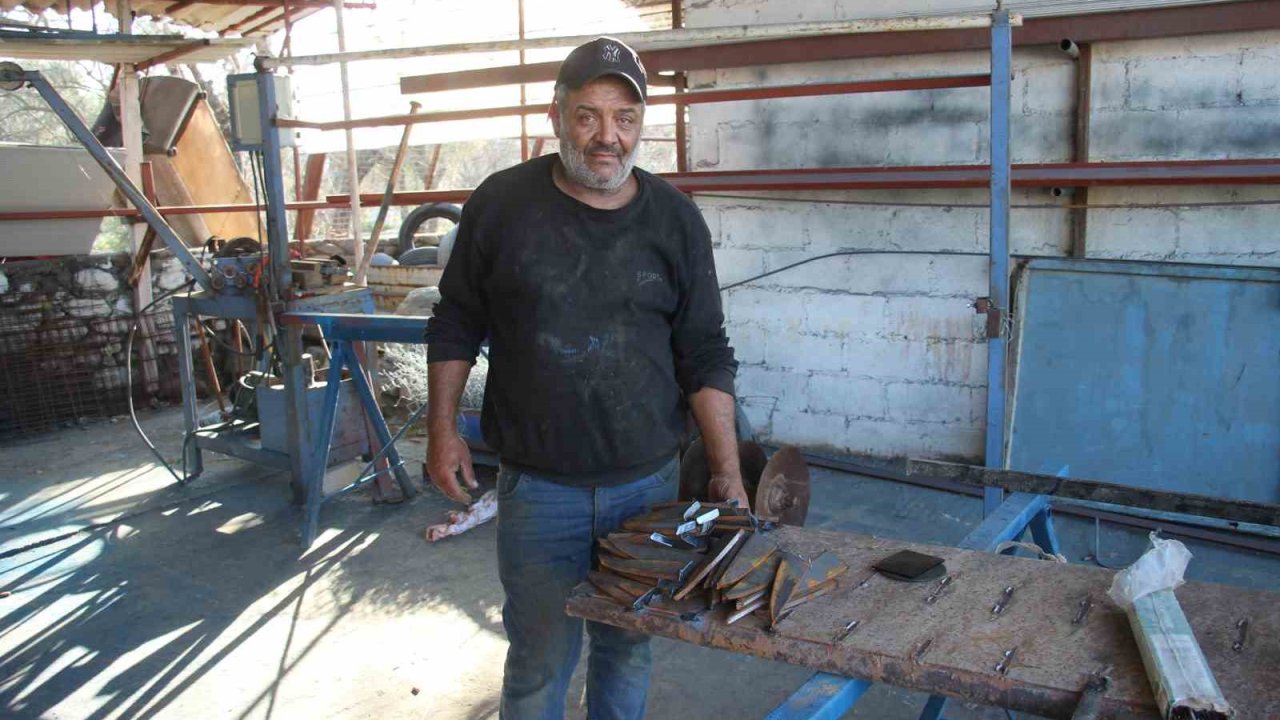 Bozulan tarım aletlerini tamir ederek, yeniden kullanıma sunuyor