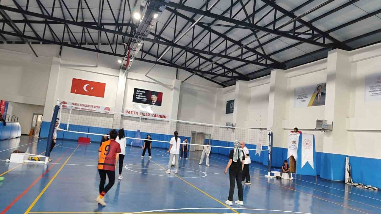 Varto Spor Salonu’nda voleybol antrenmanları devam ediyor