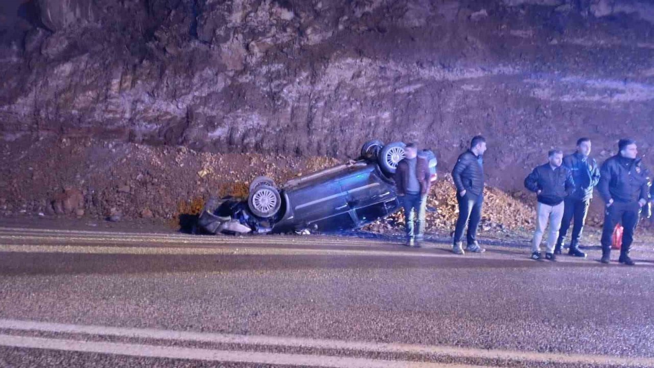 Yola düşen kayalardan kaçan otomobil takla attı: 2 yaralı