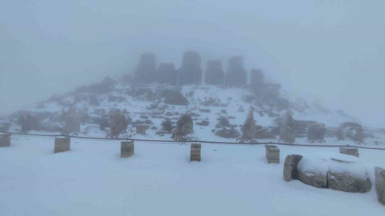 Nemrut Dağı’na mevsimin ilk karı yağdı