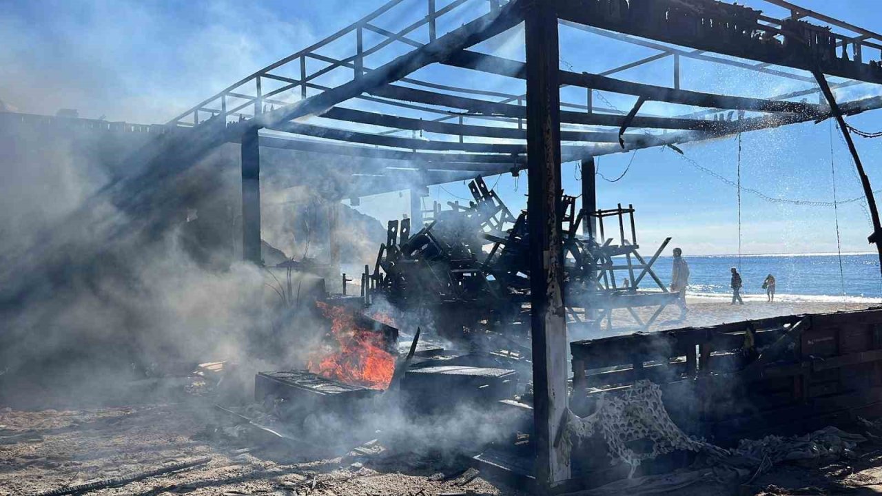 Alanya’da plaj büfesi alev alev yandı