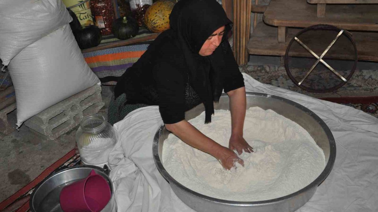 Kışlık ekmekler imece usulüyle hazırlanıyor