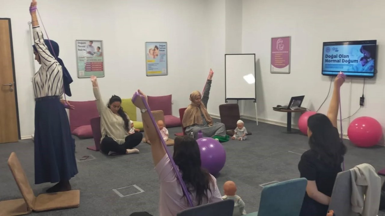 Anne adayları hem doğuma hem de bebek bakımına hazırlanıyor