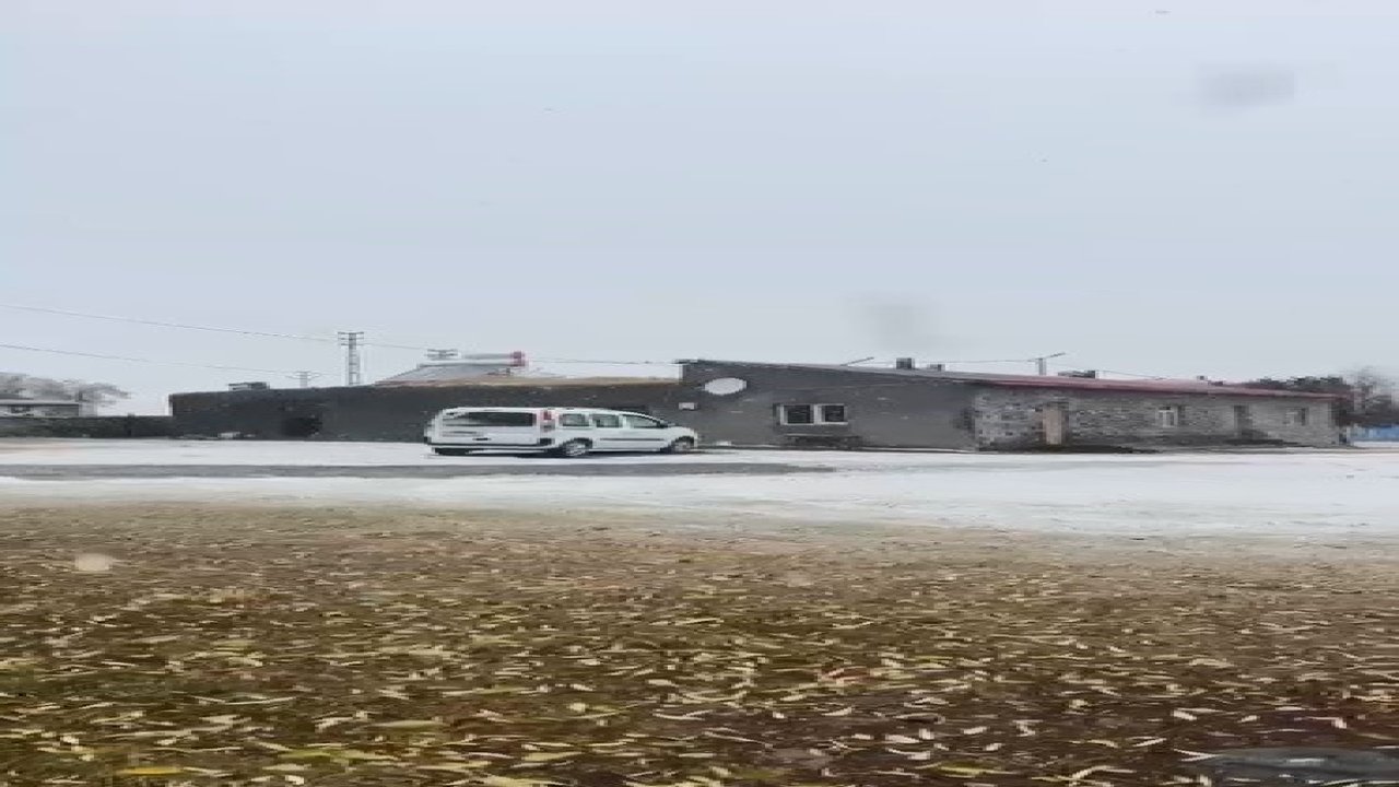 Kars’ta yüksek kesimlere kar yağdı
