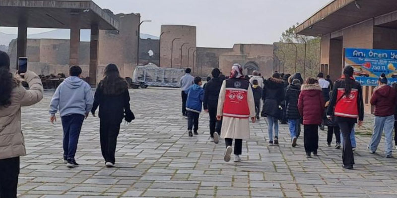 Kars'ta Sed hizmeti alan çocuklar Ani Harabelerini gezdi