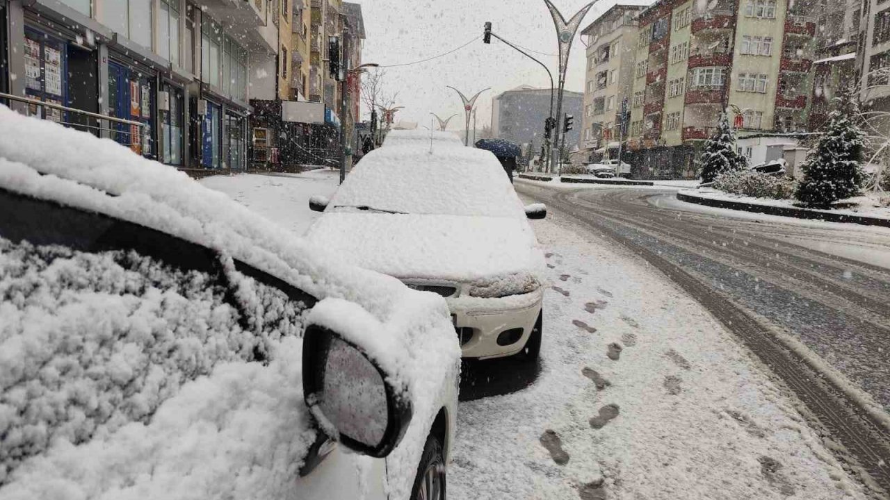 Hakkari’de mevsimin ilk karı yağdı