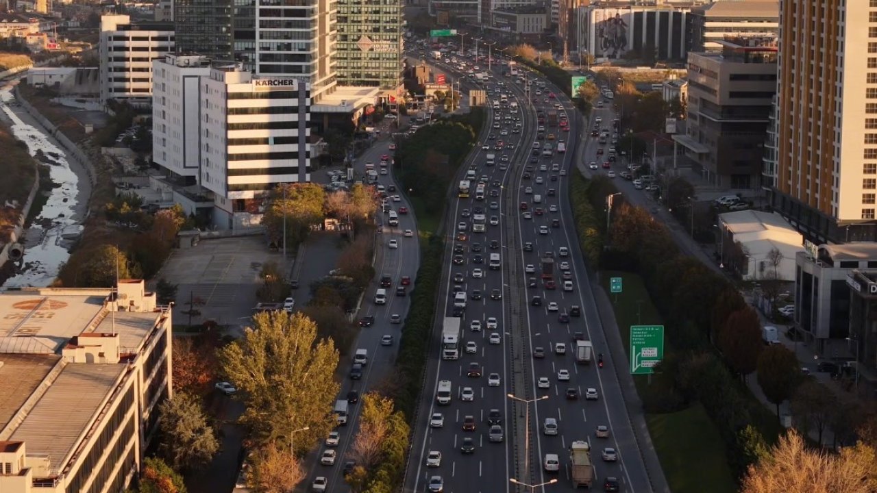 Ara tatilin bitmesiyle İstanbul’da trafik yoğunluğu yüzde 80’e ulaştı