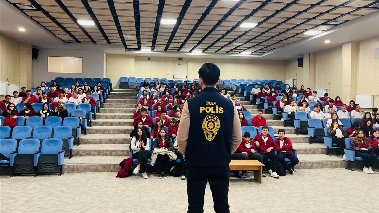 Domaniç’te öğretmen ve öğrenciler siber suçlara karşı bilgilendirildi