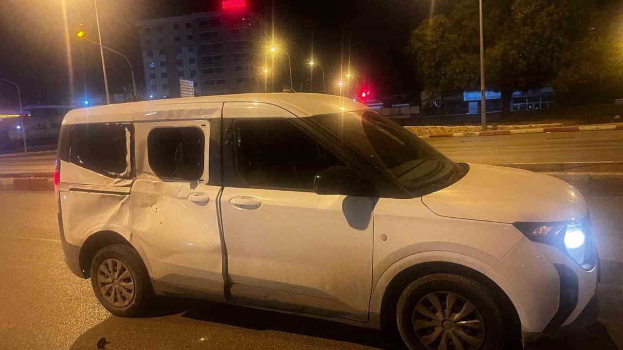 Başıboş at, araca çarptı