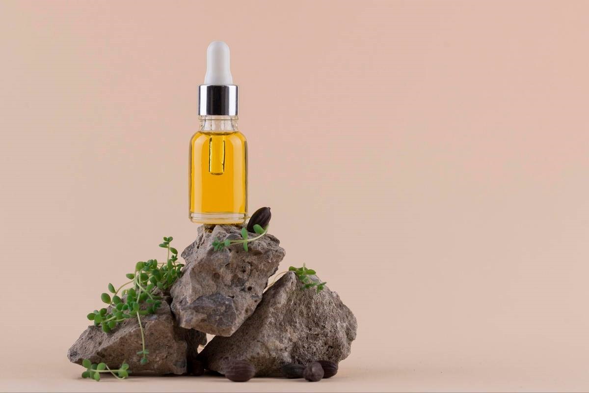 Kuru Saç Derisinden Yıpranmış Uçlara: Jojoba Yağı’nın Saça Faydaları