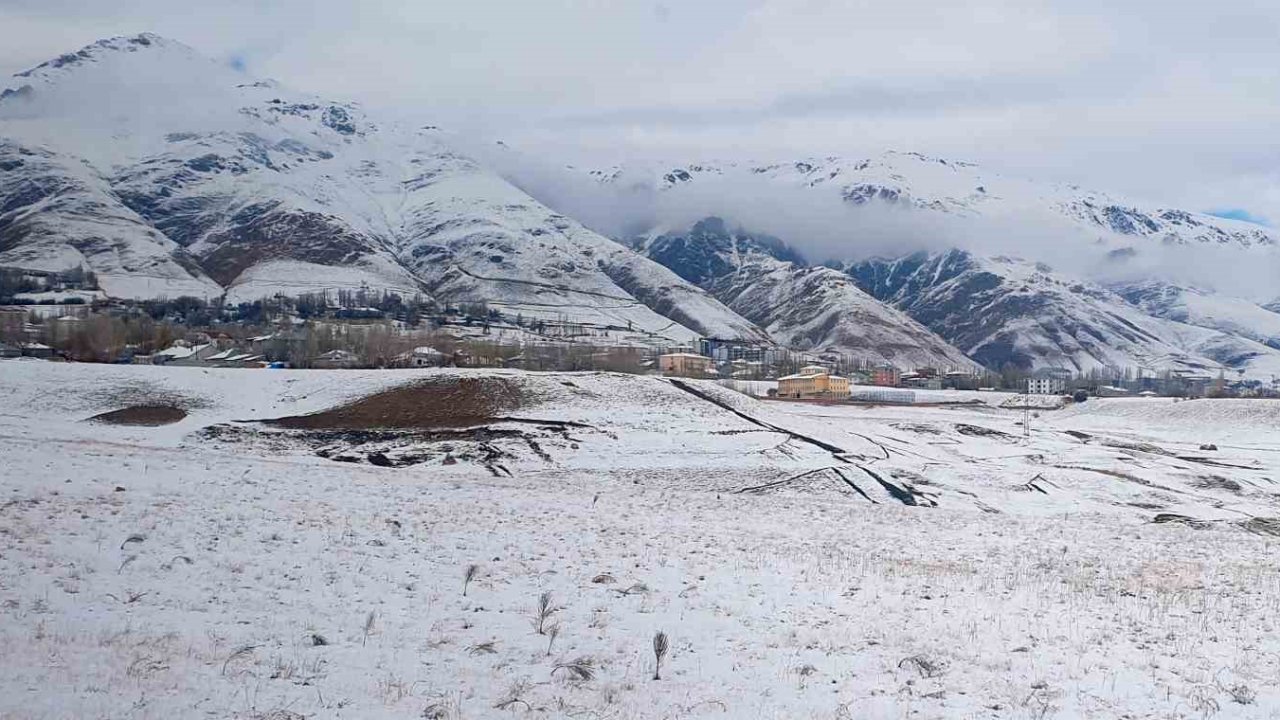 Başkale beyaza büründü