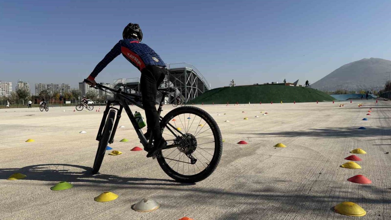 Büyükşehir’den yeni adrenalin merkezi: İç Anadolu’da tek olan parkurda BMX spor okulu