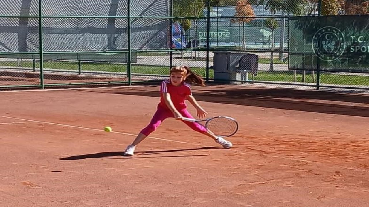 Küçük tenisçi turnuvaya davet edildi