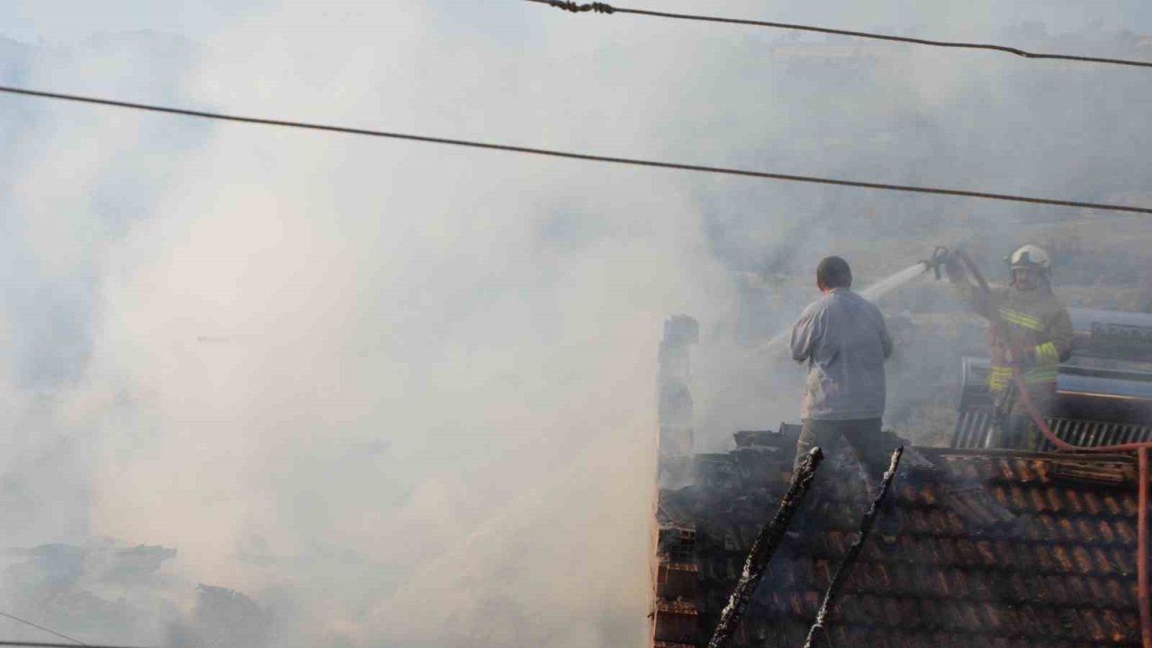 Demirci’de çıkan yangında bir ev kullanılamaz hale geldi