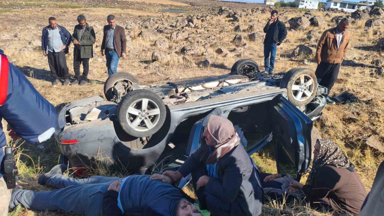 Takla atan otomobilde aynı aileden 4 kişi ağır yaralandı