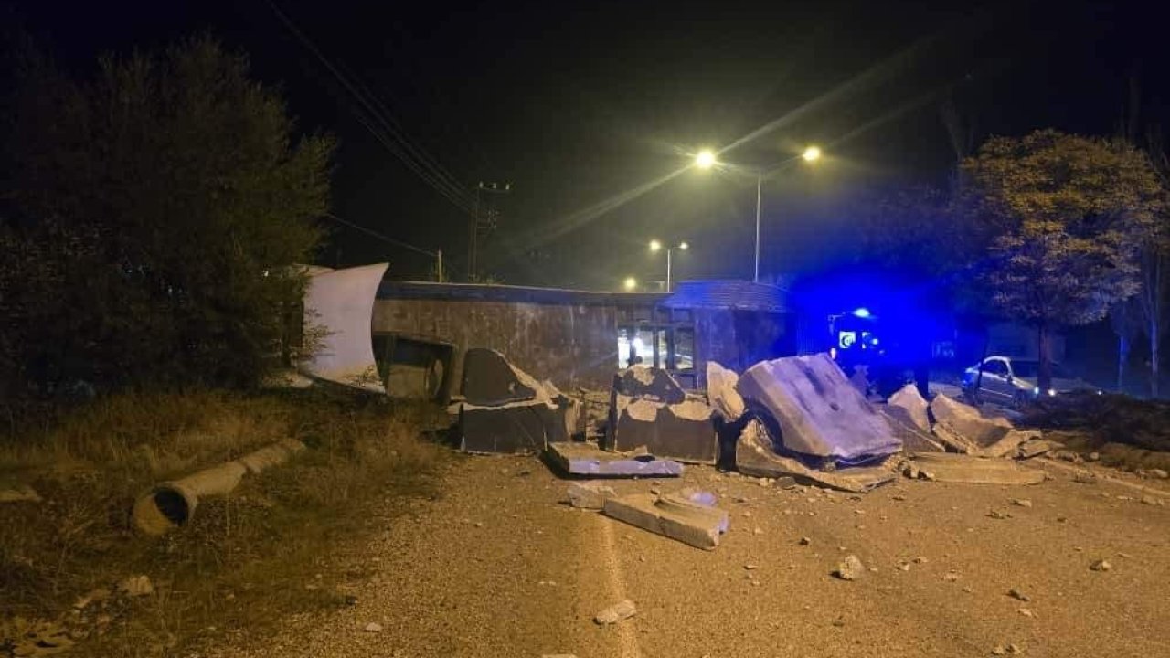 Malatya’da devrilen tır yolu kapattı