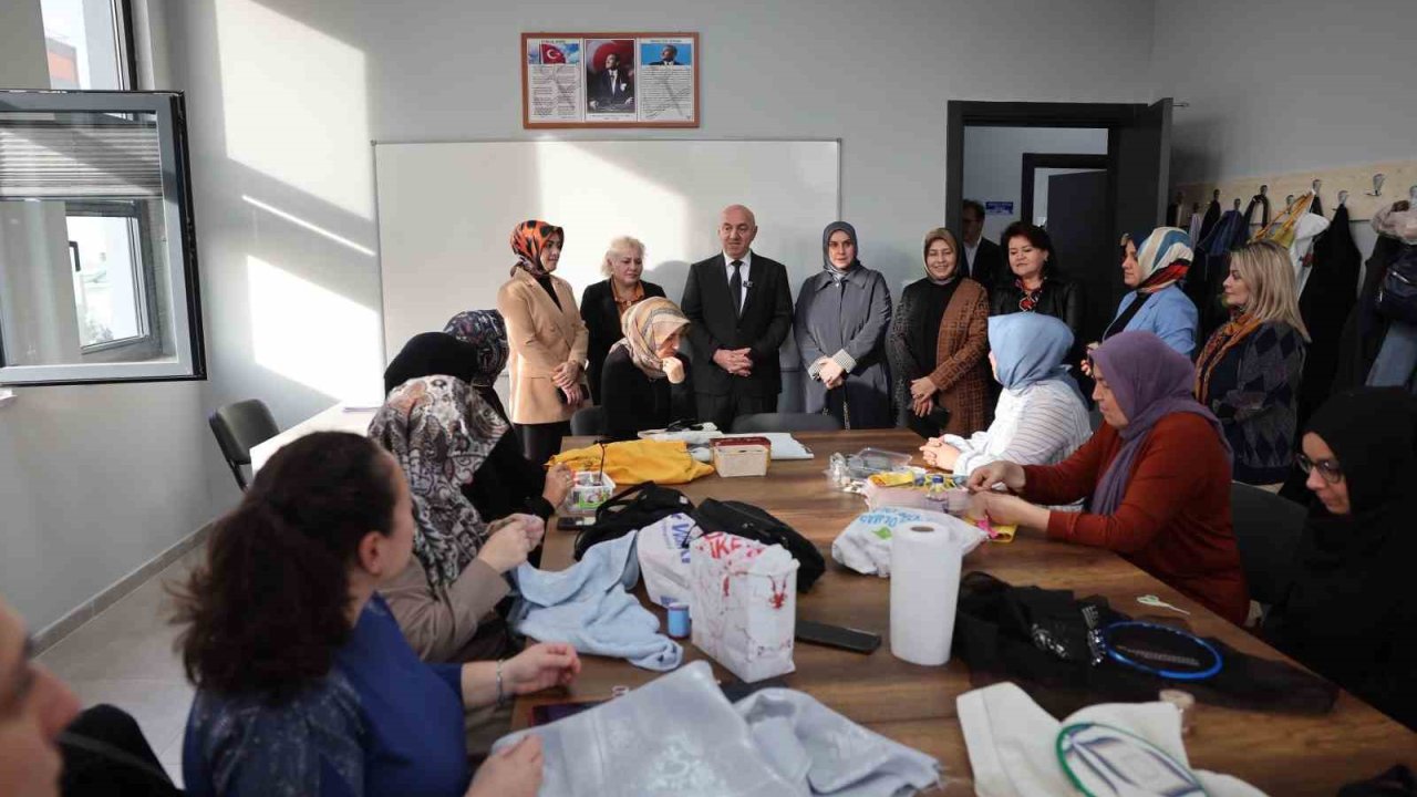 Darıca’da anneler ve çocukları aynı çatı altında eğitim görüyor