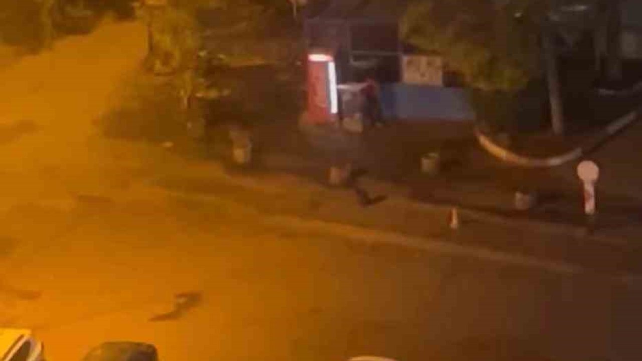 Etrafa aldırmadan büfenin camlarını alaşağı etti