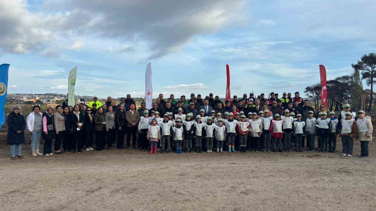 Ayvacık’ta 1500 Fıstık Çamı Fidanı Toprakla Buluşturuldu