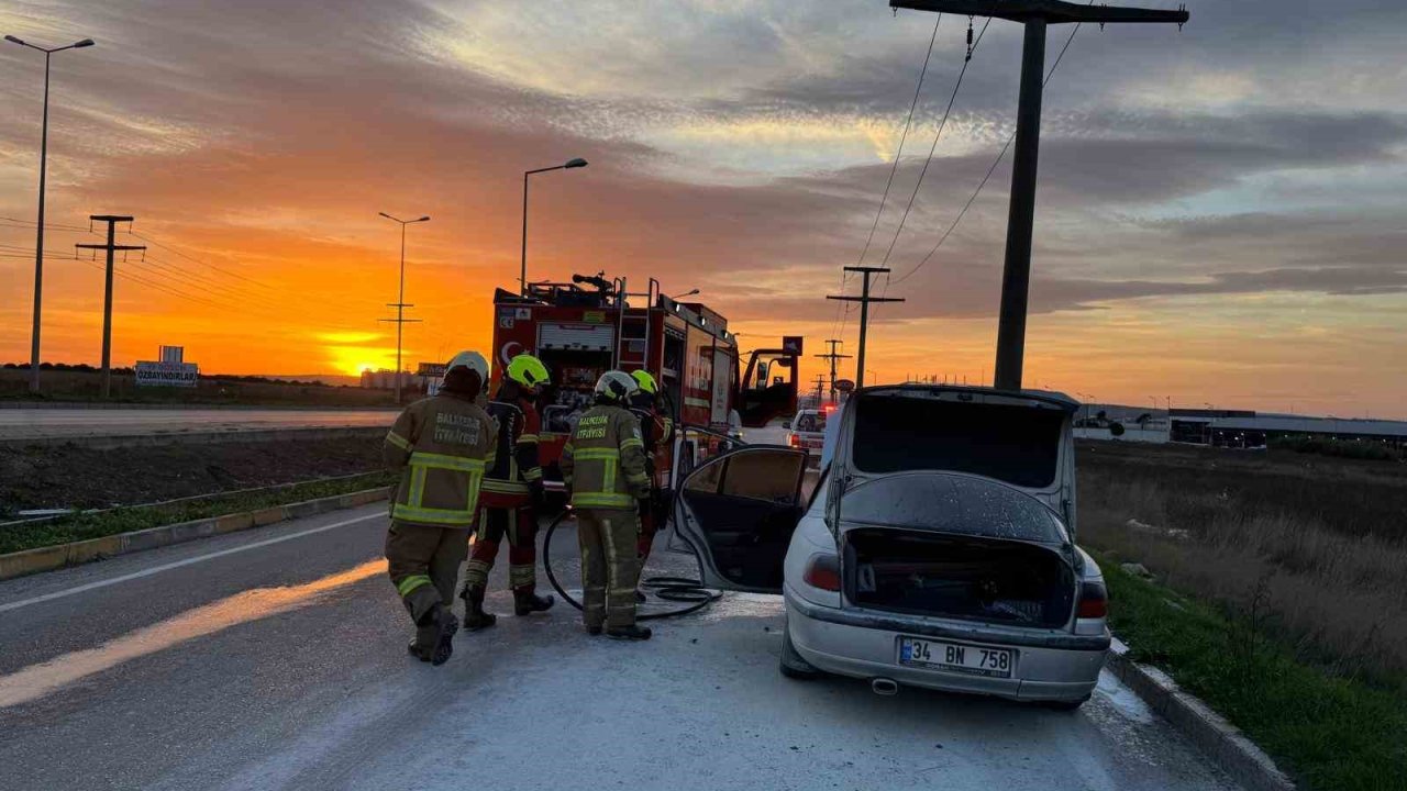 Bandırma’da seyir halindeki araç alev aldı