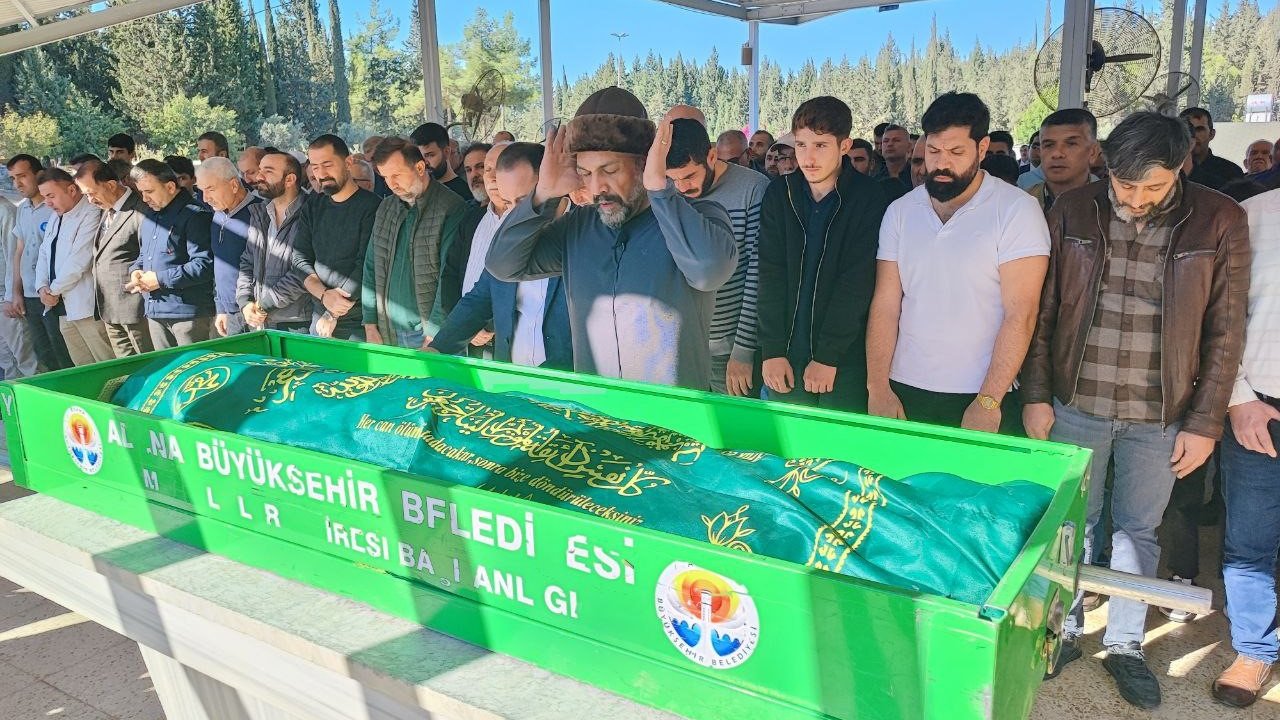 Baba, kazada ölen oğlunun cenaze namazını kıldırdı