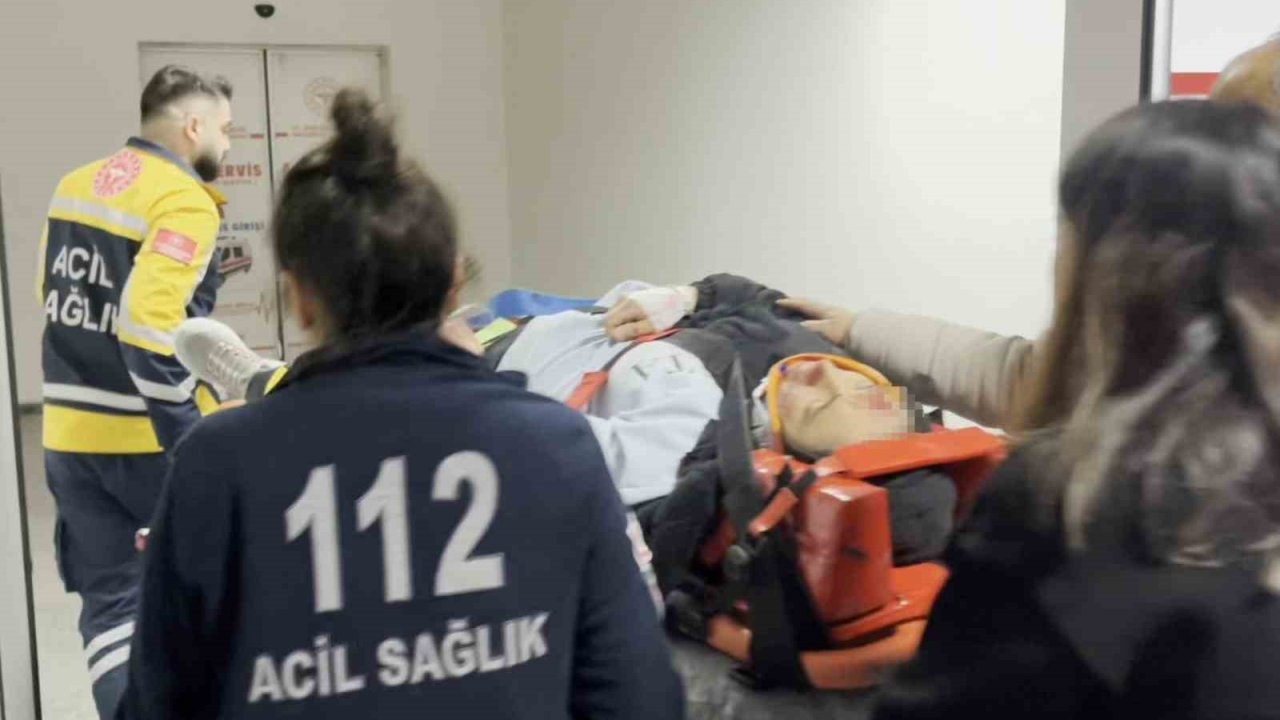 Kamyonet traktöre arkadan çarptı: 1 yaralı