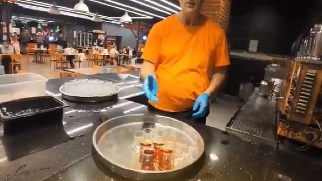 Köfteci Yusuf’ta kuryelerin yüzünü güldüren sıcak jest