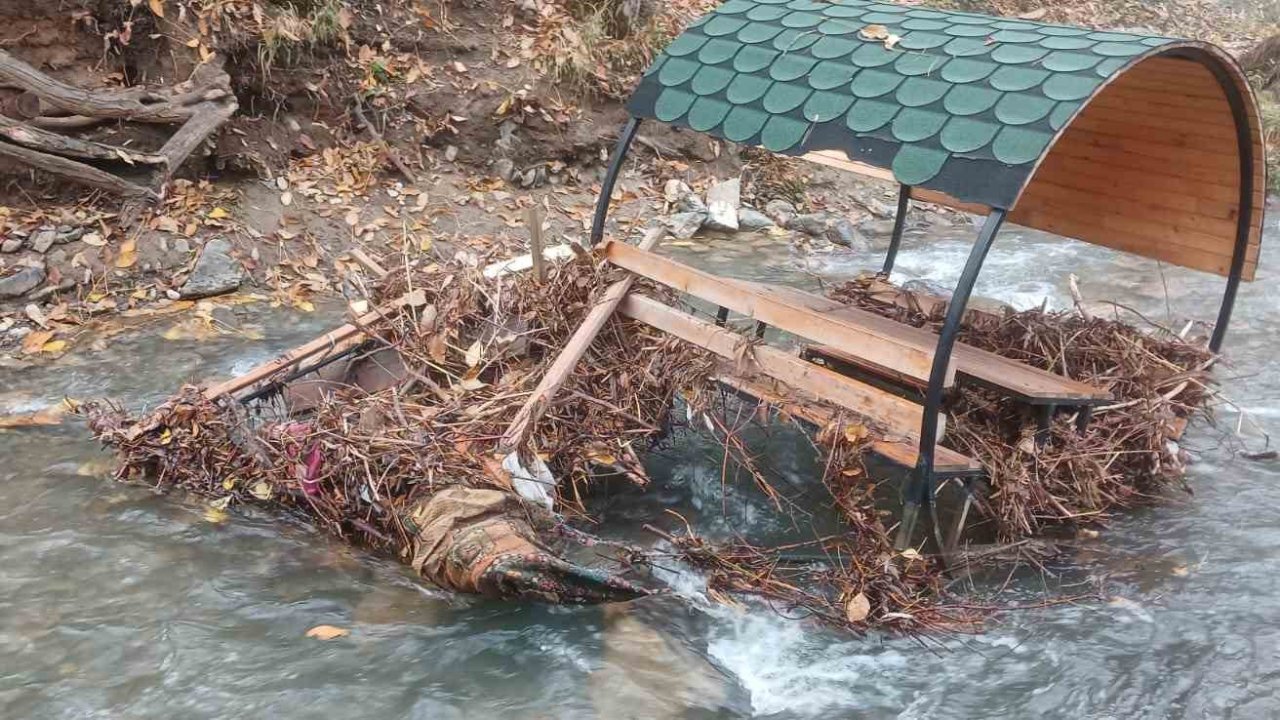Palu’da Teke Deresi taştı: banklar sürüklendi