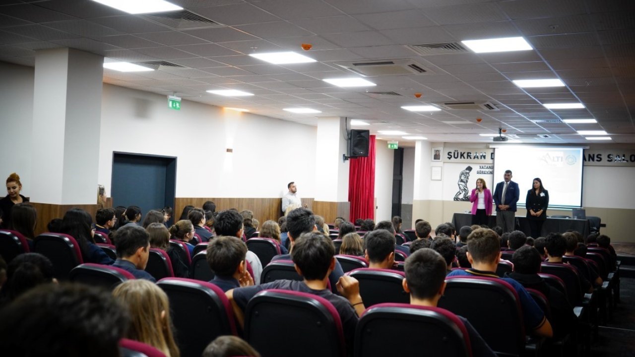 Konyaaltı Belediyesi okul kütüphanesine kitap bağışı yaptı