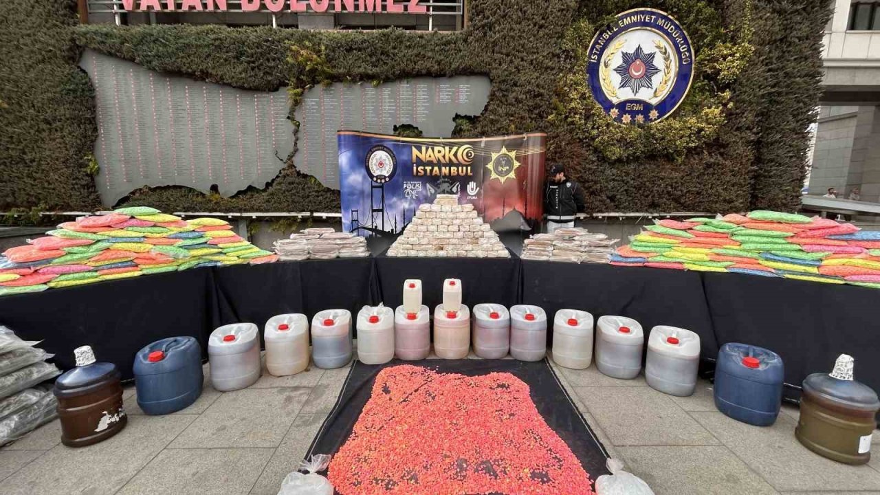 İstanbul ve Kocaeli’de ele geçirilen uyuşturucular emniyette sergilendi