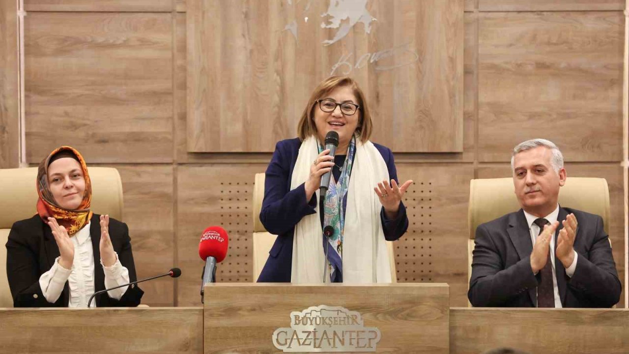 Umreden dönen ikinci kafile, Fatma Şahin ile bir araya geldi