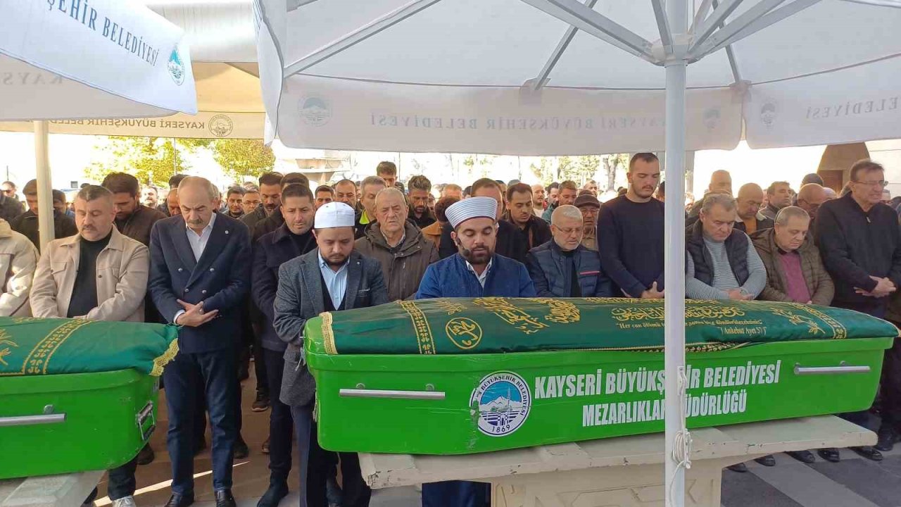 Oğlu tarafından öldürülen adam toprağa verildi