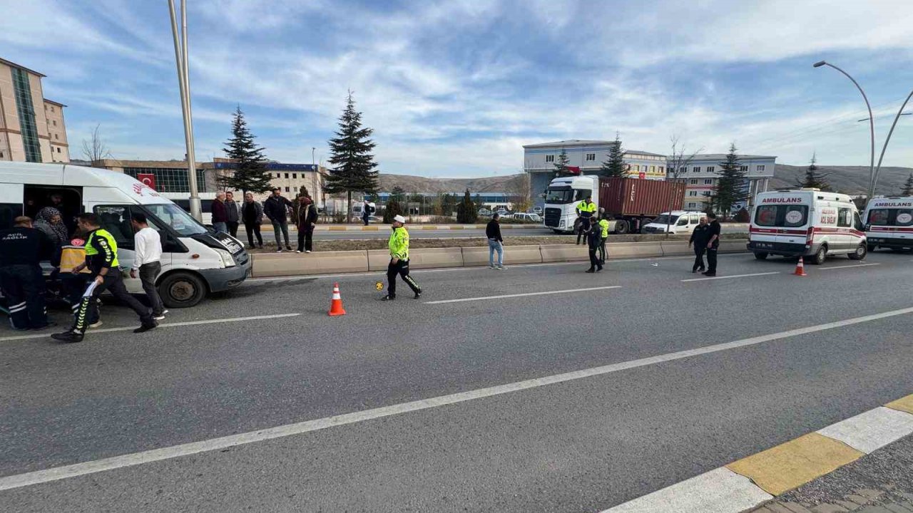 Minibüsün çarptığı yaşlı adam yaralandı