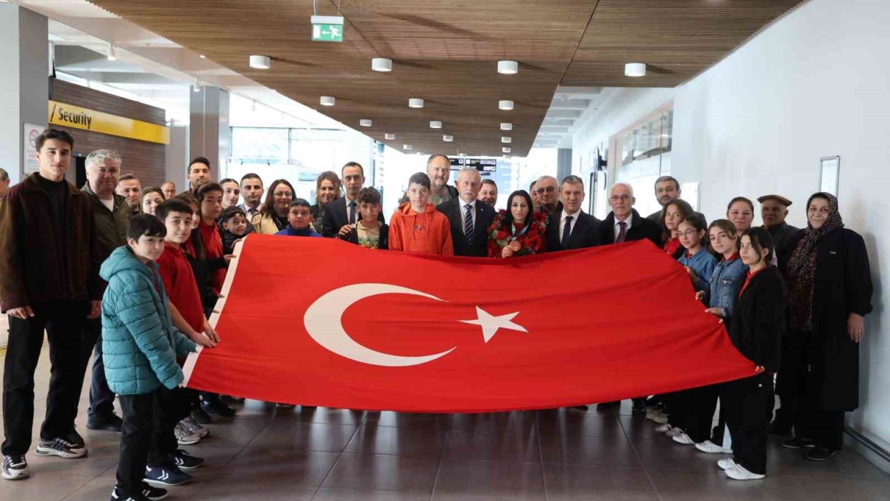 Wushu’da dünya 3’ncüsü olan Ordulu sporcu törenle karşılandı