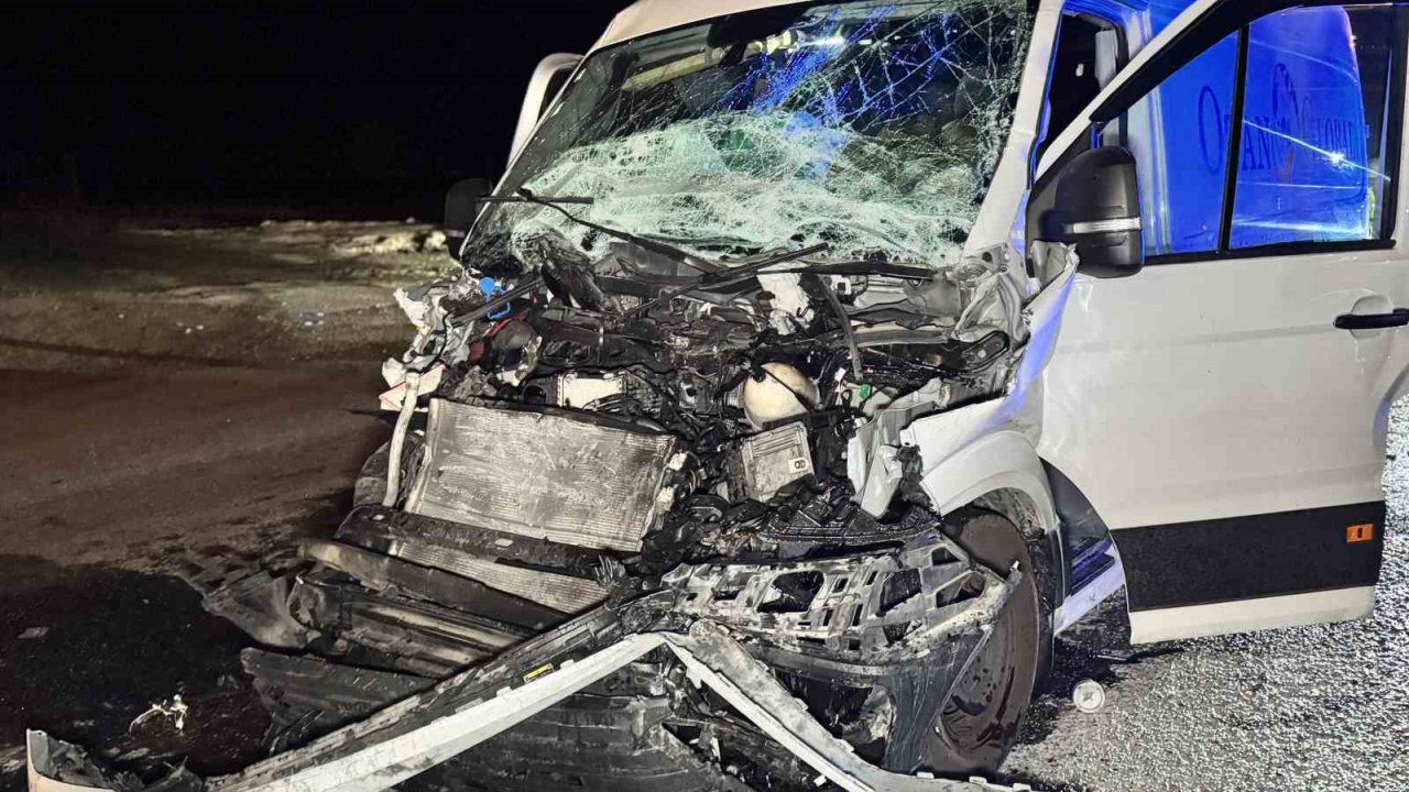 Edirne’de tıra çarpan panelvan hurdaya döndü