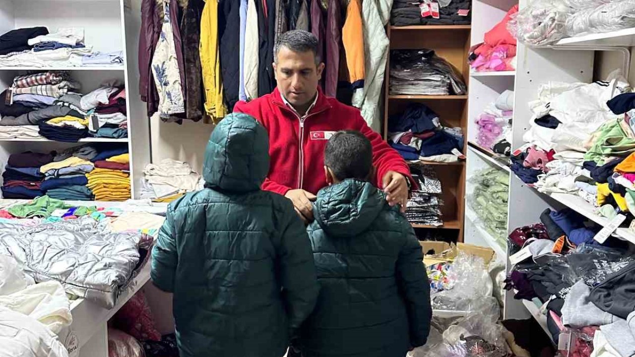 Muradiye’de Kızılay’dan kışlık giyim desteği