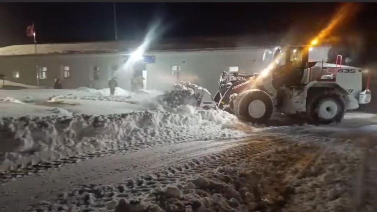 Şırnak’ta gece kar mesaisi devam ediyor