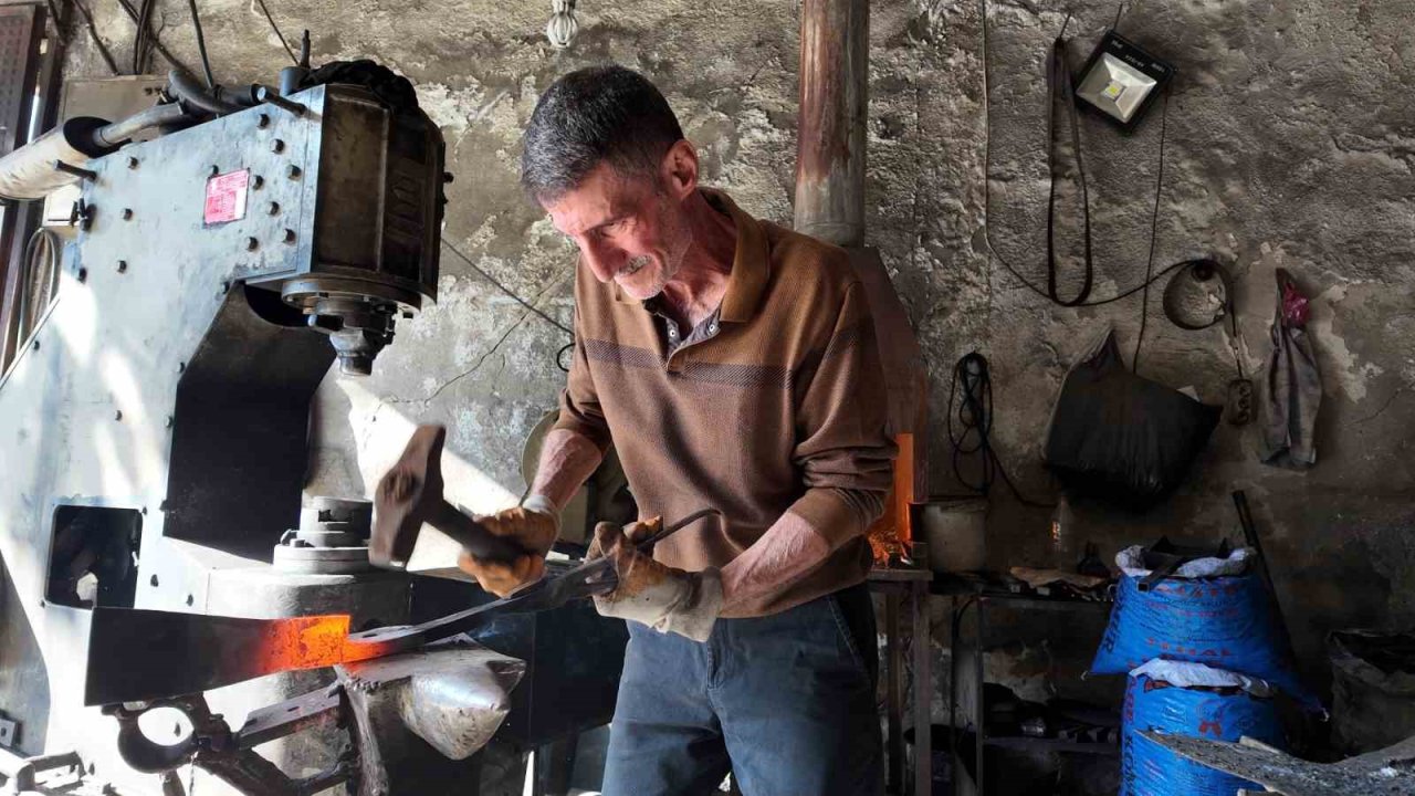 60 yaşındaki usta, 45 yıldır demir dövüyor