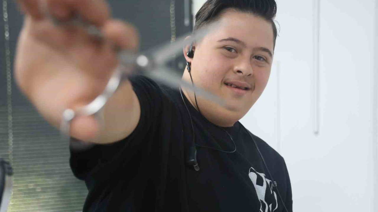 Down sendromlu Şükrü’nün yürek ısıtan tıraşı müşterilerin sevgisini kazandı