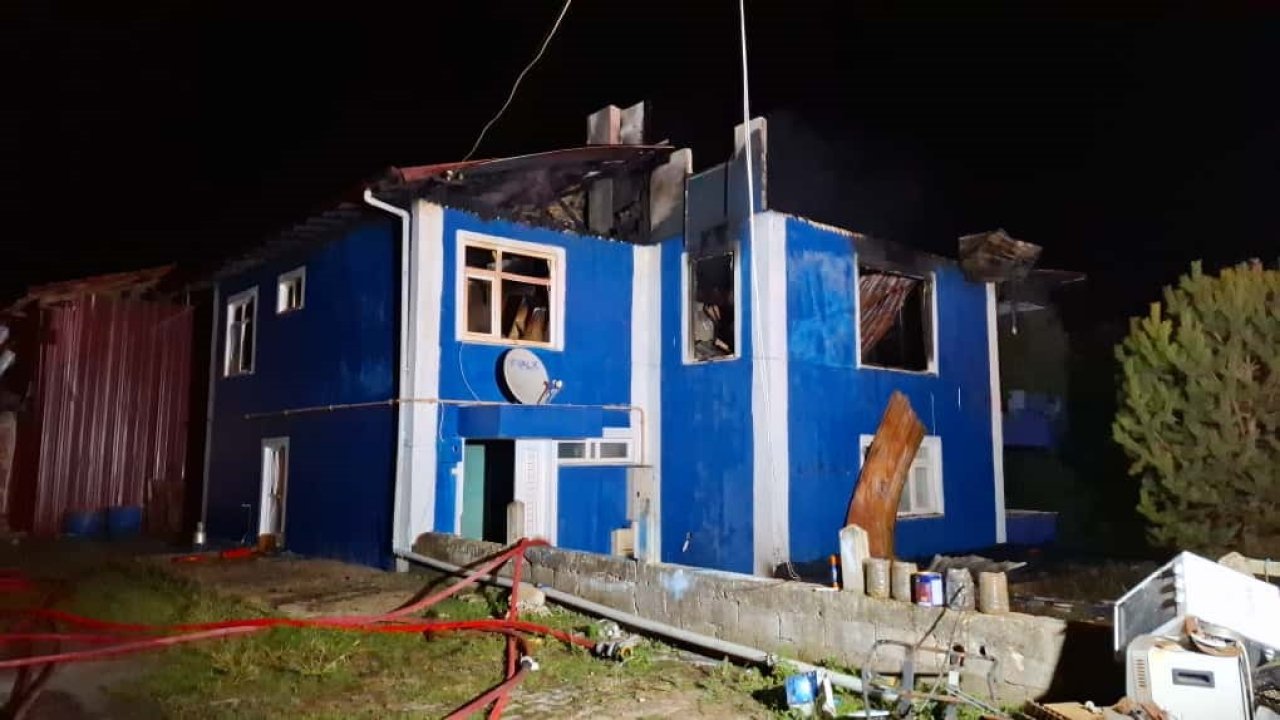 İki katlı evin üst katı alev topuna döndü