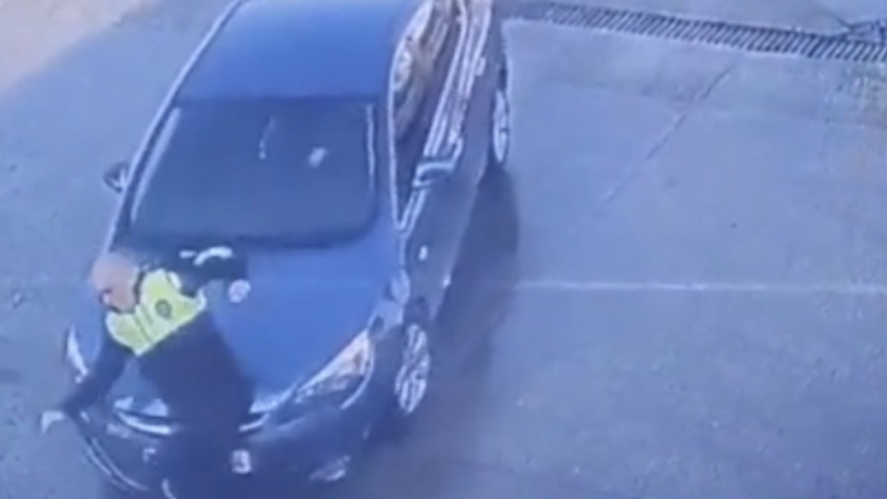 Dikkatsiz sürücünün polise çarpma anı kamerada