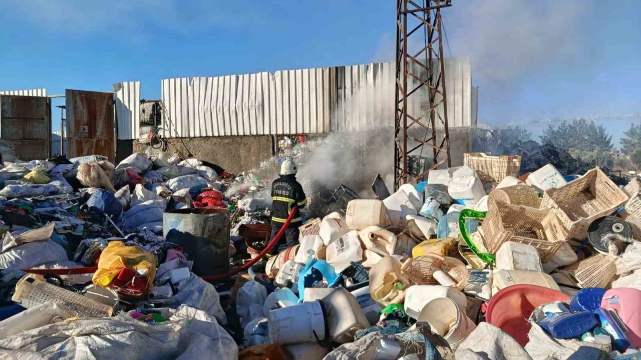 Siverek’te hurdacıda çıkan yangın itfaiye ekiplerince söndürüldü