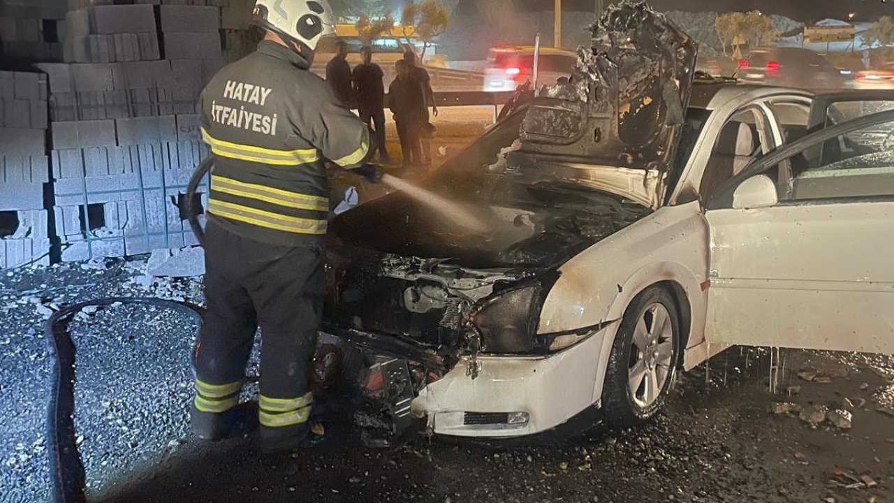 Antakya’da otomobilin motor kısmı yandı