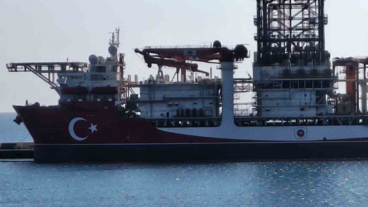 Türkiye’nin 228 metrelik denizdeki yeni gücü: Türkiye’nin rengine boyandı