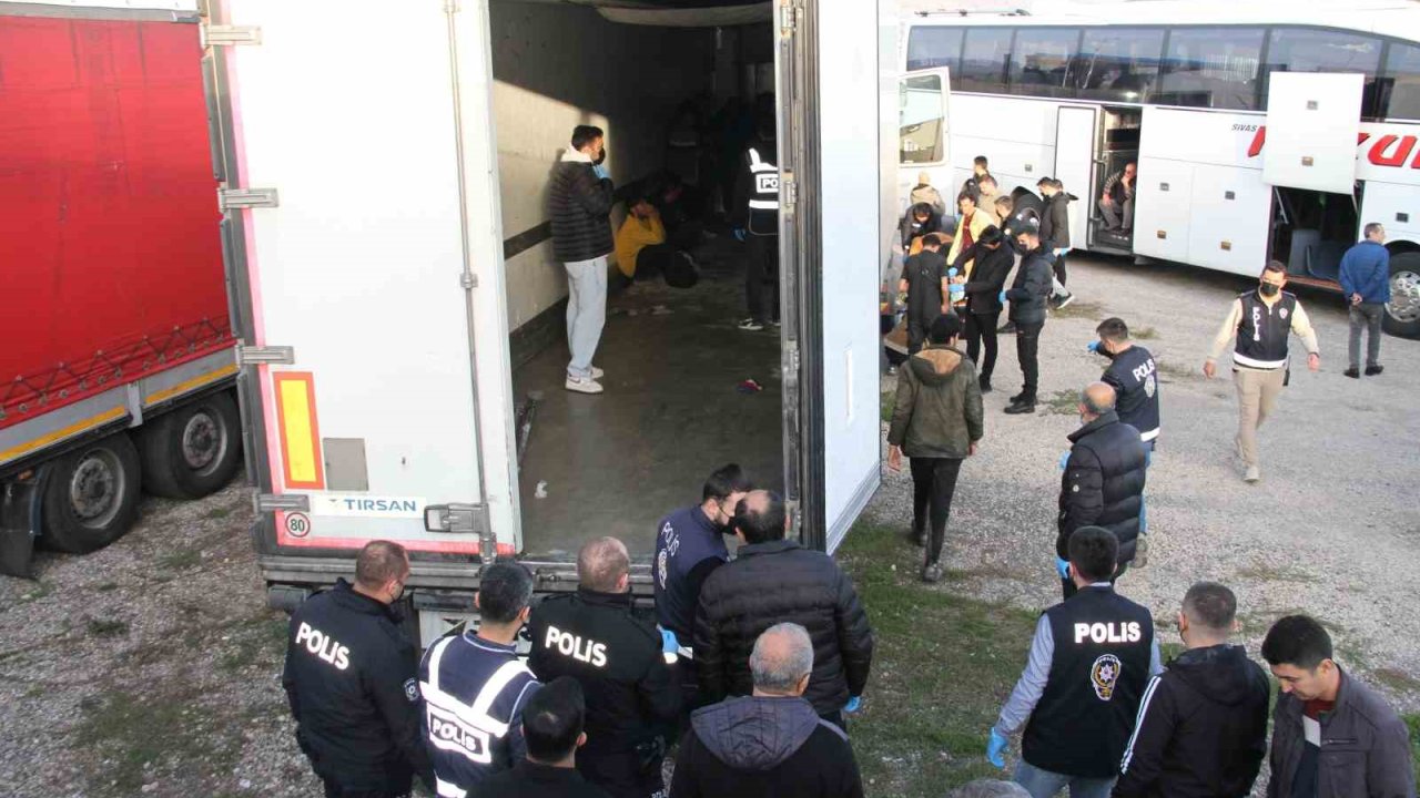 Tırın  dorsesinde 28 kaçak göçmen bulundu