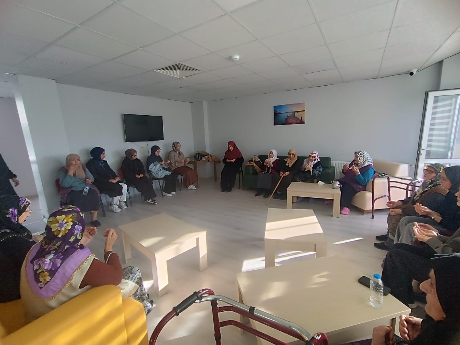 Kars'ta Öğrencilerden Huzurevi Ziyareti