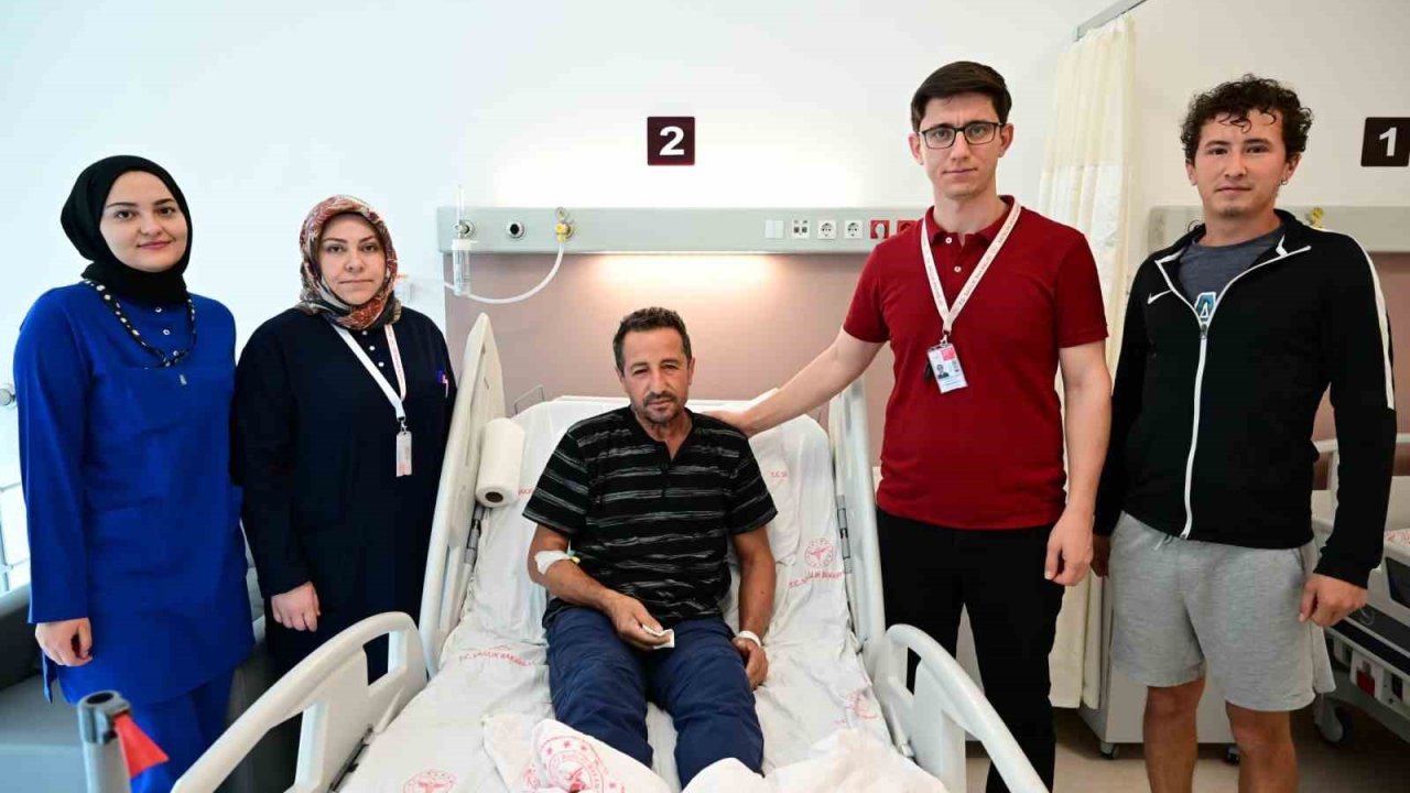 Çekiç kullanırken gözüne metal parça saplandı