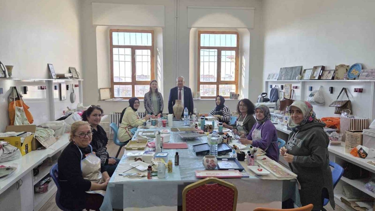 Ahşap boyama kursunda el becerileri gelişiyor